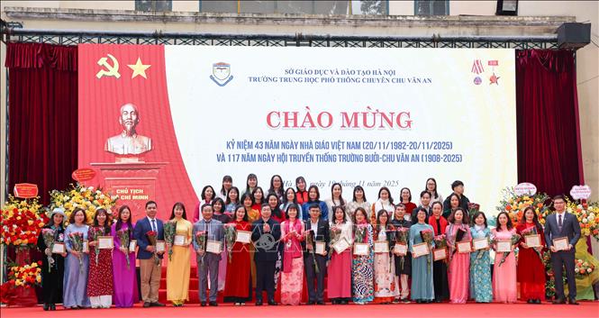 Nhân dịp này, tập thể nhà trường nhà và nhiều cá nhân đã được các cấp tuyên dương, khen thưởng. Ảnh: Thanh Tùng - TTXVN