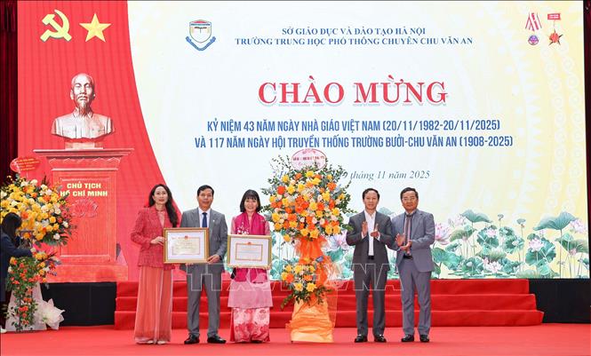 Nhân dịp này, tập thể nhà trường nhà và nhiều cá nhân đã được các cấp tuyên dương, khen thưởng. Ảnh: Thanh Tùng - TTXVN