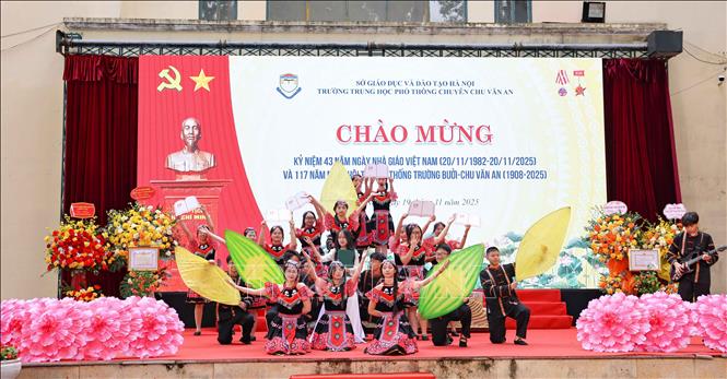 Tiết mục văn nghệ đặc sắc của học sinh biểu diễn tựa như những đóa hoa tươi thắm tặng thầy, cô nhân ngày Nhà giáo Việt Nam 20/11. Ảnh: Thanh Tùng - TTXVN