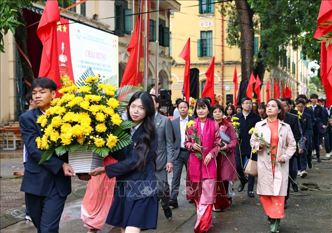 Lễ dâng hoa lên tượng đài danh sư Chu Văn An. Ảnh: Thanh Tùng - TTXVN
