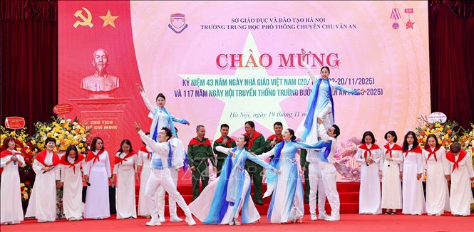 Tiết mục văn nghệ được các phụ huynh của nhà trường chuẩn bị công phu dành tặng các thầy, cô nhân ngày Nhà giáo Việt Nam 20/11. Ảnh: Thanh Tùng - TTXVN