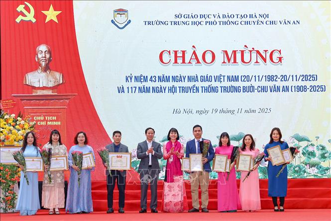 Nhân dịp này, tập thể nhà trường nhà và nhiều cá nhân đã được các cấp tuyên dương, khen thưởng. Ảnh: Thanh Tùng - TTXVN