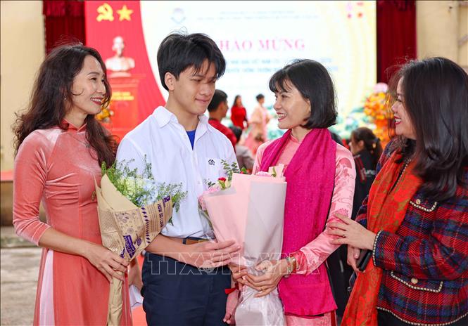 Thành quả hôm nay của nhà trường được vun bồi từ tâm huyết và trí tuệ của các thế hệ thầy cô đi trước, từ sự đồng hành bền bỉ và niềm tin sâu sắc của cha mẹ học sinh. Ảnh: Thanh Tùng - TTXVN