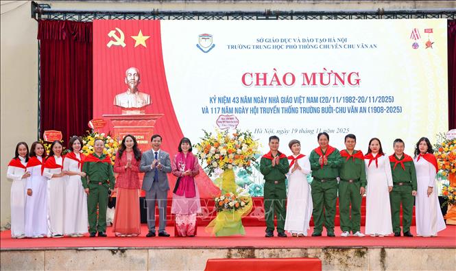 Ban phụ huynh tặng hoa chúc mừng nhà trường. Ảnh: Thanh Tùng - TTXVN