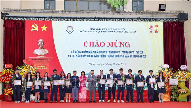 Tuyên dương học sinh đạt thành tích cao trong các kỳ thi. Ảnh: Thanh Tùng - TTXVN