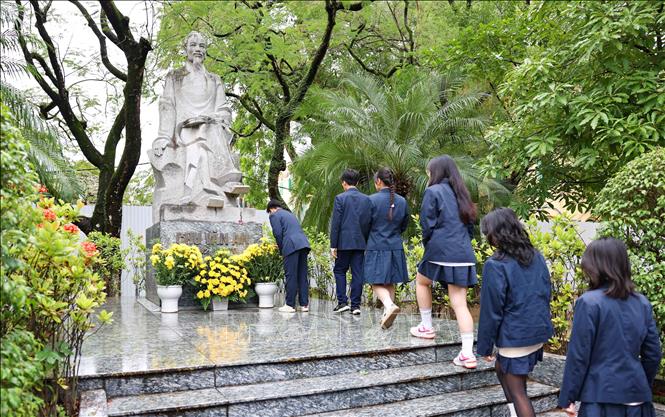 Lễ dâng hoa lên tượng đài danh sư Chu Văn An. Ảnh: Thanh Tùng - TTXVN