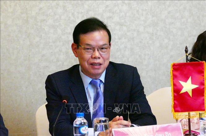 Phó Trưởng ban Tuyên giáo và Dân vận Trung ương Triệu Tài Vinh phát biểu tại Hội đàm. Ảnh: Xuân Tú - PV TTXVN tại Lào