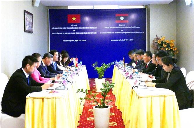Hội đàm giữa Ban Tuyên giáo và Dân vận Trung ương Việt Nam với Ban Tuyên huấn Trung ương Lào. Ảnh: Xuân Tú - PV TTXVN tại Lào