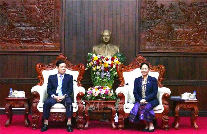 Bà Inlavanh Keobounphanh, Ủy viên Trung ương Đảng, Phó Chủ tịch Trung ương Mặt trận Lào xây dựng đất nước, tiếp Phó Trưởng ban Tuyên giáo và Dân vận Trung ương Việt Nam Triệu Tài Vinh. Ảnh: Xuân Tú - PV TTXVN tại Lào