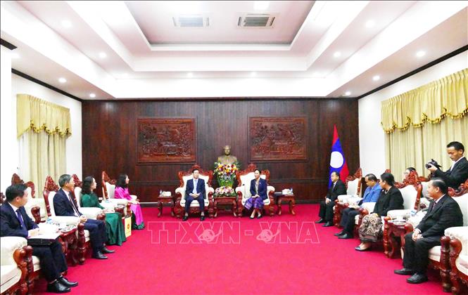 Bà Inlavanh Keobounphanh, Ủy viên Trung ương Đảng, Phó Chủ tịch Trung ương Mặt trận Lào xây dựng đất nước, tiếp Đoàn Ban Tuyên giáo và Dân vận Trung ương Việt Nam. Ảnh: Xuân Tú - PV TTXVN tại Lào