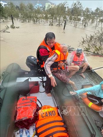 Lực lượng cứu hộ ứng cứu người dân trong cơn lũ dữ. Ảnh: TTXVN phát