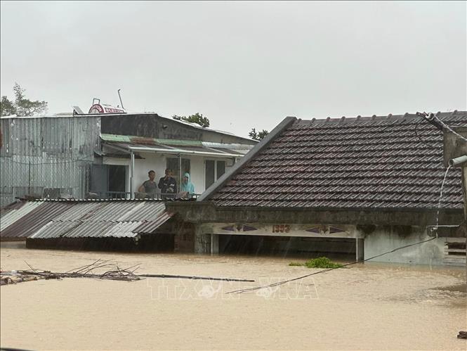 Nhiều khu vực ngập sâu trong mưa lũ. Ảnh: TTXVN phát