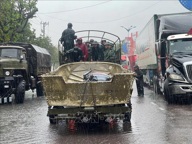 Lực lượng cứu hộ sử dụng xe đặc chủng ứng cứu người dân trong cơn lũ dữ. Ảnh: Sỹ Thắng - TTXVN