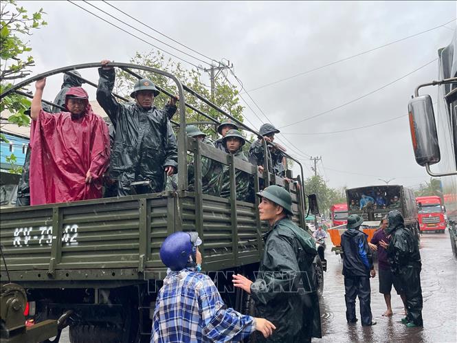 Lực lượng cứu hộ sử dụng xe đặc chủng ứng cứu người dân trong cơn lũ dữ. Ảnh: Sỹ Thắng - TTXVN