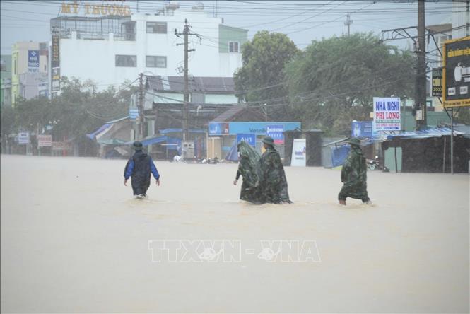 Lực lượng cứu hộ ứng cứu người dân trong cơn lũ dữ. Ảnh: Sỹ Thắng - TTXVN
