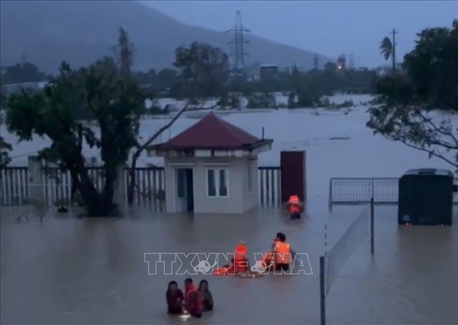 Lực lượng cứu hộ ứng cứu người dân trong cơn lũ dữ. Ảnh: TTXVN phát