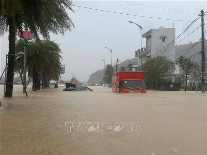 Nhiều khu vực ngập sâu trong mưa lũ. Ảnh: TTXVN phát