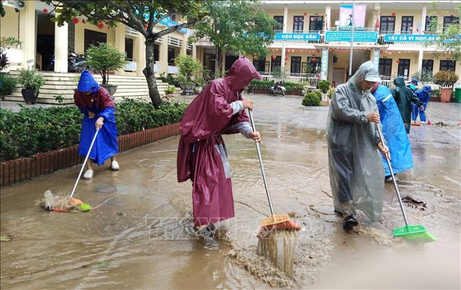 Các thầy, cô giáo trường Tiểu học số 2 Quảng Thành (phường Hóa Châu) đang tích cực dọn vệ sinh, để sớm đón học sinh học trở lại trong ngày 20/11. Ảnh: Văn Dũng-TTXVN