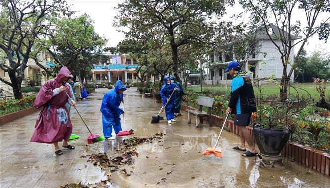 Các thầy, cô giáo trường Tiểu học số 2 Quảng Thành (phường Hóa Châu) đang tích cực dọn vệ sinh, để sớm đón học sinh học trở lại trong ngày 20/11. Ảnh: Văn Dũng-TTXVN