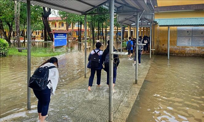 Các học sinh trường THPT Nguyễn Chí Thanh (xã Quảng Điền) đi học trở lại trong ngày 19/11. Ảnh: TTXVN phát