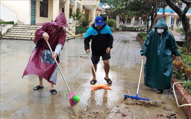 Các thầy, cô giáo trường Tiểu học số 2 Quảng Thành (phường Hóa Châu) đang tích cực dọn vệ sinh, để sớm đón học sinh học trở lại trong ngày 20/11. Ảnh: Văn Dũng-TTXVN