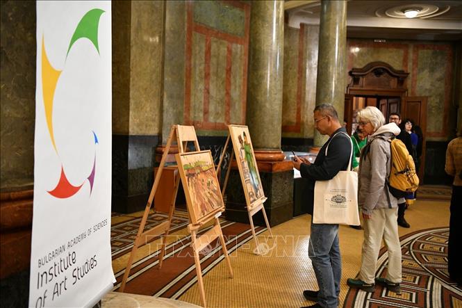 Khách tham quan triển lãm tranh của nhà khoa học Docho Dochev tại sự kiện. Ảnh: TTXVN phát