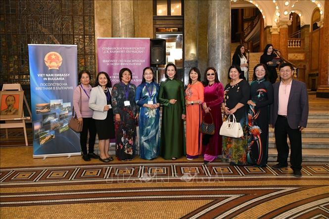 Đại sứ Nguyễn Thị Minh Nguyệt chụp ảnh cùng các đại biểu tại sự kiện. Ảnh TTXVN phát