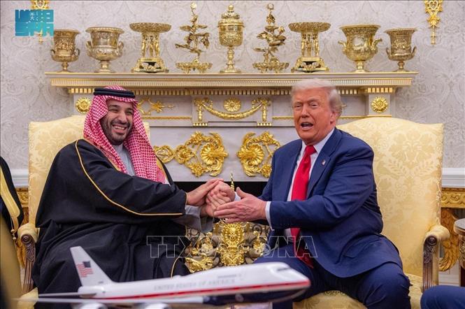 Thái tử kiêm Thủ tướng Saudi Arabia Mohammed bin Salman (trái) trong cuộc gặp Tổng thống Mỹ Donald Trump tại Washington DC., ngày 18/11/2025. SPA/TTXVN