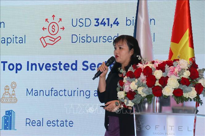 Bà Cao Thị Phi Vân, Phó Giám đốc Trung tâm Xúc tiến Thương mại và Đầu tư Thành phố Hồ Chí Minh (ITPC) giới thiệu tiềm năng thu hút đầu tư vào Việt Nam và TP. Hồ Chí Minh tại buổi gặp gỡ doanh nghiệp Việt Nam và Séc. Ảnh: Thanh Vũ-TTXVN