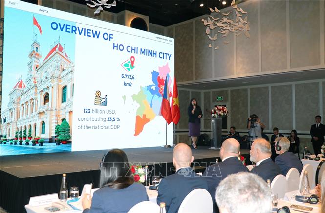 Bà Cao Thị Phi Vân, Phó Giám đốc Trung tâm Xúc tiến Thương mại và Đầu tư Thành phố Hồ Chí Minh (ITPC) giới thiệu tiềm năng thu hút đầu tư vào Việt Nam nói chung, TP. Hồ Chí Minh nói riêng tại buổi gặp gỡ doanh nghiệp Việt Nam và Séc. Ảnh: Thanh Vũ-TTXVN