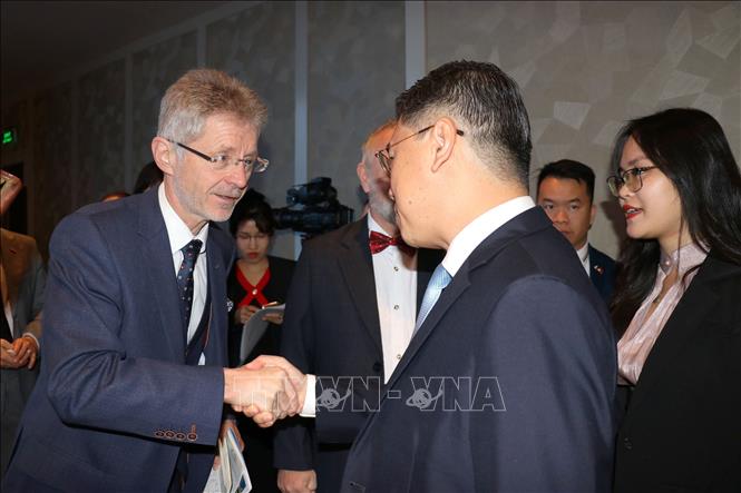Chủ tịch thượng viện Quốc hội nước Cộng hoà Séc Milos Vystrcil với ông Nguyễn Văn Dũng, Phó Chủ tịch UBND TP. Hồ Chí Minh tại buổi gặp gỡ doanh nghiệp Việt Nam và Séc. Ảnh: Thanh Vũ-TTXVN
