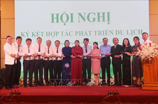 Đại diện Sở Văn hóa, Thể thao và Du lịch của 4 tỉnh Đồng Nai, Đồng Tháp, Vĩnh Long và thành phố Cần Thơ cùng hợp tác đưa du lịch các tỉnh phía Nam phát triển bền vững. Ảnh: Lê Xuân-TTXVN