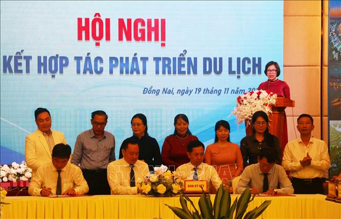 Lễ Ký kết hợp tác phát triển du lịch của 4 tỉnh: Đồng Nai,  Đồng Tháp, Vĩnh Long và thành phố Cần Thơ. Ảnh: Lê Xuân-TTXVN