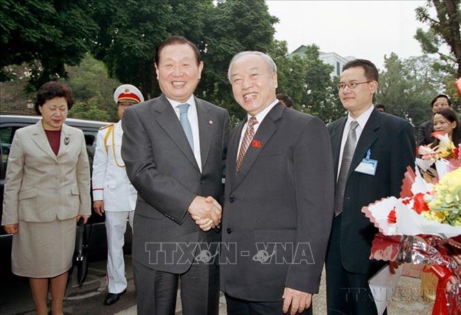 Chủ tịch Quốc hội Nguyễn Văn An đón Chủ tịch Quốc hội Hàn Quốc Kim Won - ki  thăm chính thức Việt Nam (15/1/2006). Ảnh: Trí Dũng - TTXVN