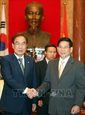 Chủ tịch nước Nguyễn Minh Triết tiếp Chủ tịch Quốc hội Hàn Quốc Lim Che Châng trong chuyến thăm hữu nghị chính thức Việt Nam (Hà Nội, 21/4/2008). Ảnh: Nguyễn Khang - TTXVN