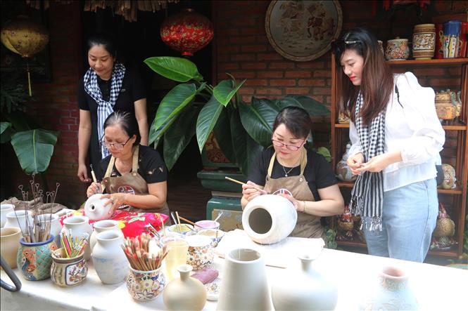 Các đại biểu đến từ các tỉnh Đồng bằng sông Cửu Long tham quan mô hình du lịch trải nghiệm làm gốm Biên Hòa ở Đồng Nai. Ảnh: Lê Xuân-TTXVN