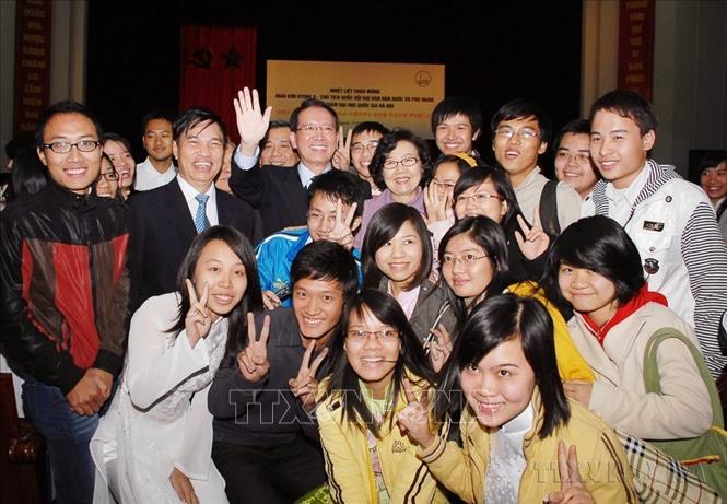 Chủ tịch Quốc hội Hàn Quốc Kim Hyong-o và Phu nhân đến thăm và nói chuyện với sinh viên Đại học Quốc gia Hà Nội trong chuyến thăm hữu nghị chính thức Việt Nam (17/11/2009). Ảnh: Doãn Tấn - TTXVN