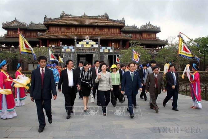 Đoàn đại biểu Quốc hội Hàn Quốc do Chủ tịch Quốc hội Lim Che Châng dẫn đầu thăm Đại nội Huế, trong chuyến thăm chính thức Việt Nam, ngày 20/10/2009. Ảnh: Nhan Sáng - TTXVN