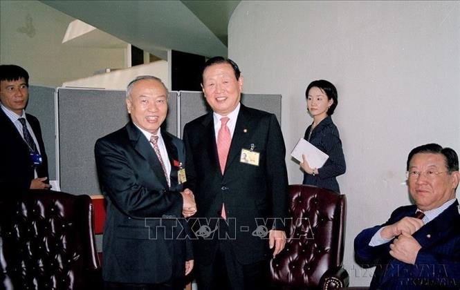 Chủ tịch Quốc hội Nguyễn Văn An gặp Chủ tịch Quốc hội Hàn Quốc Kim Won Ki, tại Hội nghị các Chủ tịch Quốc hội thế giới lần thứ 2 ở New York (Hoa Kỳ), ngày 8/9/2005. Ảnh: Trí Dũng - TTXVN