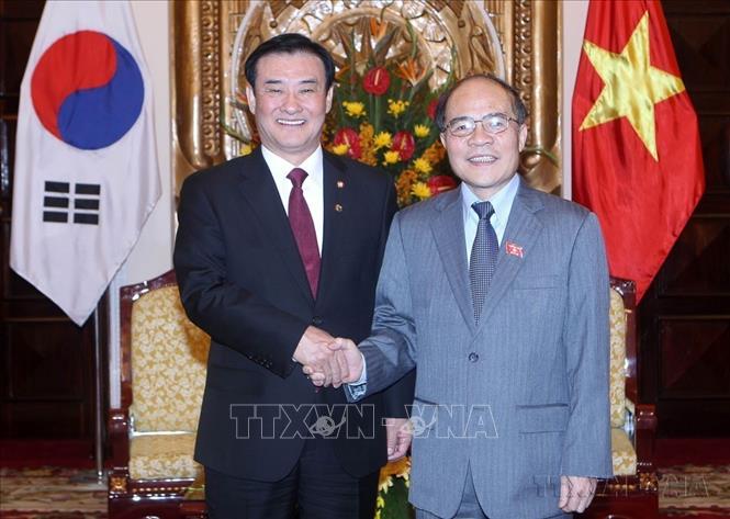 Chủ tịch Quốc hội Nguyễn Sinh Hùng đón Chủ tịch Quốc hội Kang Chang-Hee thăm chính thức Việt Nam, từ ngày 13 đến ngày 16/1/2013. Ảnh: Nhan Sáng - TTXVN