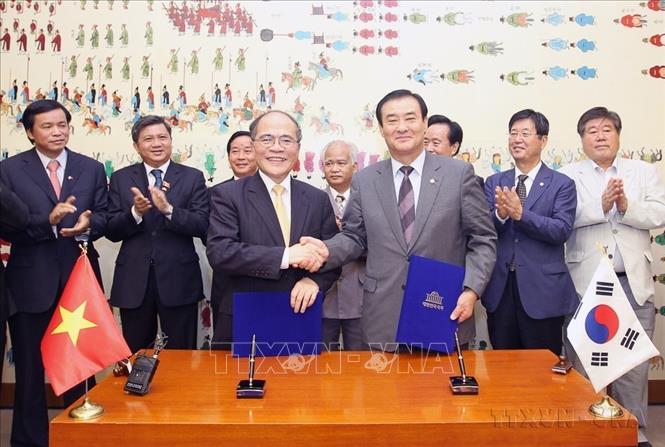 Chủ tịch Quốc hội Nguyễn Sinh Hùng và Chủ tịch Quốc hội Hàn Quốc Kang Chang-hee ký Thỏa thuận hợp tác giữa Quốc hội hai nước (Seoul, 22/07/2013). Ảnh: Nhan Sáng-TTXVN