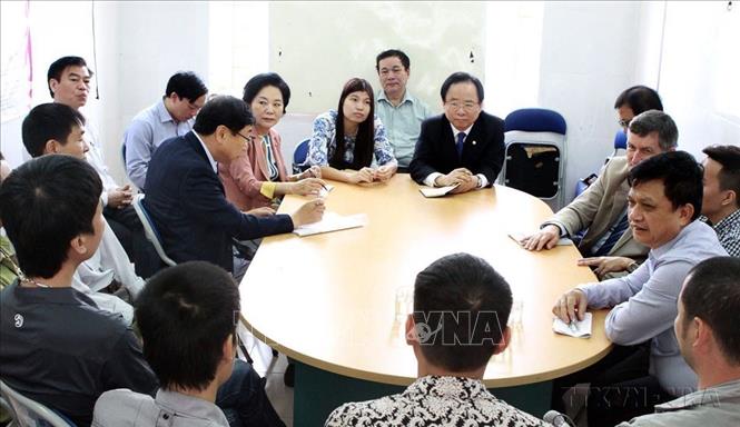 Đoàn Nghị sỹ Quốc hội Hàn Quốc và các chuyên gia của Quỹ Toàn cầu đến thăm, làm việc về công tác phòng, chống HIV/AIDS tại Trung tâm Y tế quận Long Biên (Hà Nội) - nơi đang quản lý điều trị cho bệnh nhân ma túy cai nghiện các chất dạng thuốc phiện bằng thuốc Methadone và chăm sóc điều trị bệnh nhân HIV/AIDS ([21/04/2015). Ảnh: Dương Ngọc – TTXVN