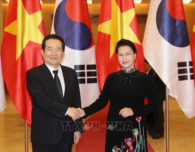  Chủ tịch Quốc hội Nguyễn Thị Kim Ngân đón Chủ tịch Quốc hội Hàn Quốc Chung Sye – kyun thăm chính thức Việt Nam, từ 24-26/4/2017. Ảnh: Trọng Đức - TTXVN
