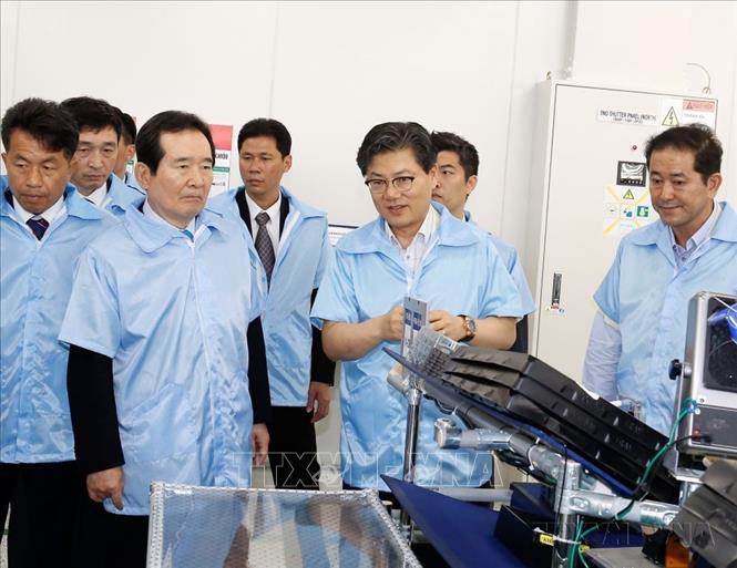 Chủ tịch Quốc hội Hàn Quốc Chung Sye – kyun thăm khu sản xuất của Công ty Điện tử Samsung (Khu công nghiệp Yên Bình, huyện  Phổ Yên, tỉnh Thái Nguyên). Ảnh: Văn Điệp – TTXVN