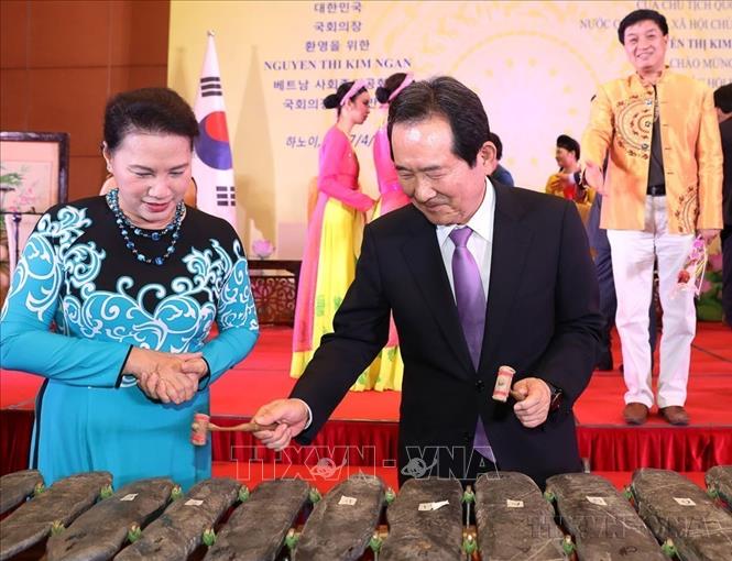  Chủ tịch Quốc hội Hàn Quốc Chung Sye - kyun trải nghiệm nhạc cụ dân tộc của Việt Nam (Hà Nội, 25/4/2017). Ảnh: Trọng Đức - TTXVN