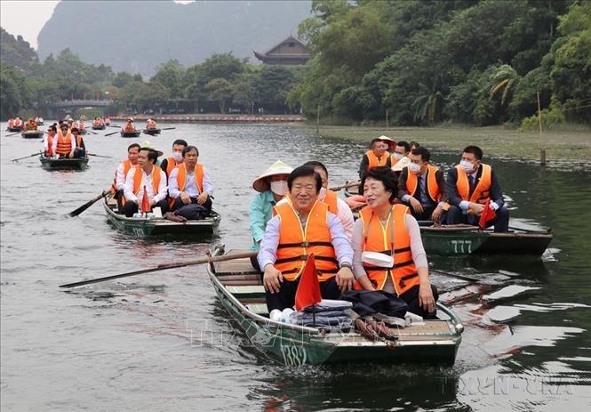 Chủ tịch Quốc hội Hàn Quốc Park Byeong-Seug cùng phu nhân (thuyền đầu) thăm Quần thể danh thắng Tràng An (Ninh Bình, 1/11/2020). Ảnh: Đức Phương - TTXVN