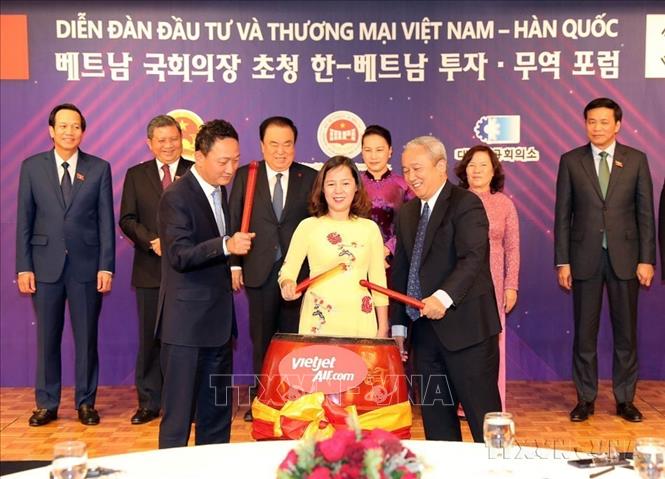 Chủ tịch Quốc hội Nguyễn Thị Kim Ngân và Chủ tịch Quốc hội Moon Hee Sang chứng kiến Lễ khai trương thương mại đường bay kết nối đảo ngọc Phú Quốc với Seoul của Hãng hàng không Vietjet (Seoul, 7/12/2018). Ảnh: Trọng Đức - TTXVN