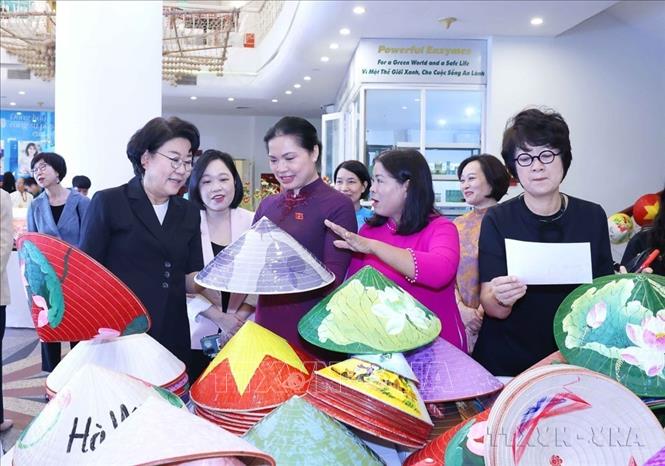 Đại biểu hai nước tham quan gian hàng giới thiệu sản phẩm kinh tế xanh do phụ nữ làm tại Diễn đàn Phụ nữ Việt Nam – Hàn Quốc lần thứ 11, với chủ đề “Kinh tế xanh và đóng góp của Phụ nữ” do Hội Liên hiệp Phụ nữ Việt Nam và Viện Phát triển Phụ nữ Hàn Quốc tổ chức (Hà Nội, 10/9/2024). Ảnh: Phương Hoa – TTXVN