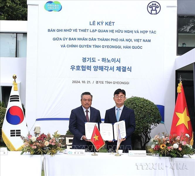 Trao biên bản ghi nhớ về thiết lập quan hệ hữu nghị và hợp tác giữa UBND thành phố Hà Nội và Chính quyền tỉnh Gyeonggi (Hàn Quốc, 22/10/2024). Ảnh: Khánh Vân - TTXVN