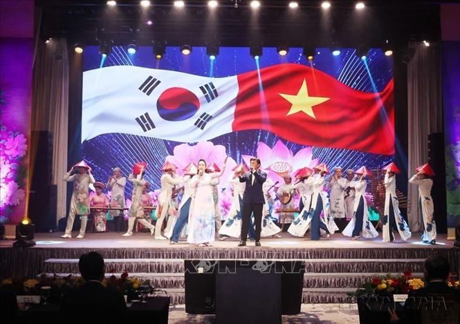 Văn nghệ chào mừng tại lễ ra mắt Tổng Lãnh sự quán Việt Nam tại Busan và Lễ kỷ niệm 30 năm thiết lập quan hệ hợp tác hữu nghị Thành phố Hồ Chí Minh - Busan (13/08/2025). Ảnh: Thống Nhất – TTXVN